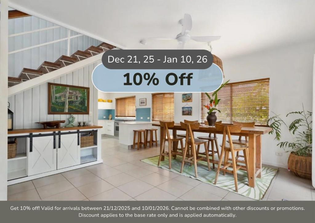 eine Küche und ein Esszimmer mit Tisch und Stühlen in der Unterkunft Beach House on Pearl - Kingscliff Central in Kingscliff