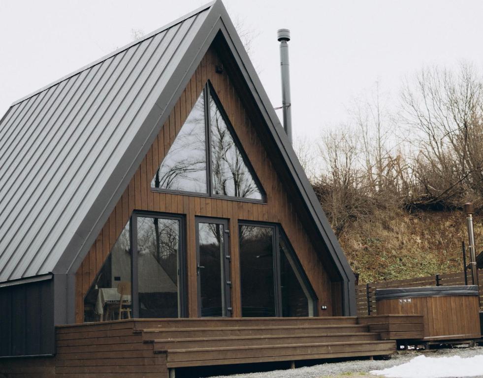 uma casa com telhado de duas águas e uma grande janela em Lofty House Mountain em Urych