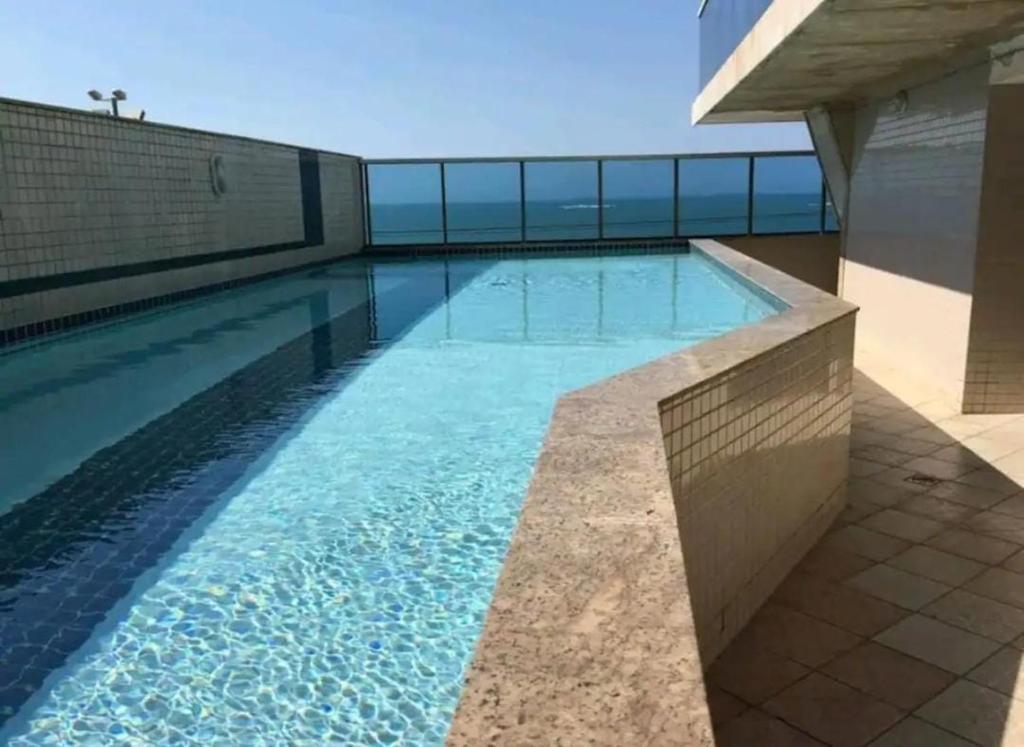une piscine sur le côté d'un immeuble dans l'établissement Praia vila velha, à Vila Velha