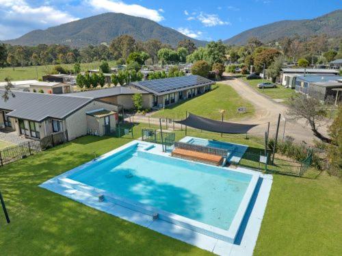 een bovenaanzicht van een zwembad in een tuin bij Snobs Creek Motel Eildon in Eildon