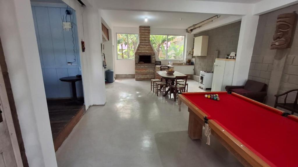 un soggiorno con tavolo da biliardo rosso di Alaercio goulart a Palhoça