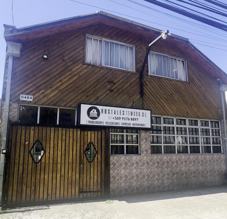 Et logo, certifikat, skilt eller en pris der bliver vist frem på Hostales Temuco - Plaza Dreves