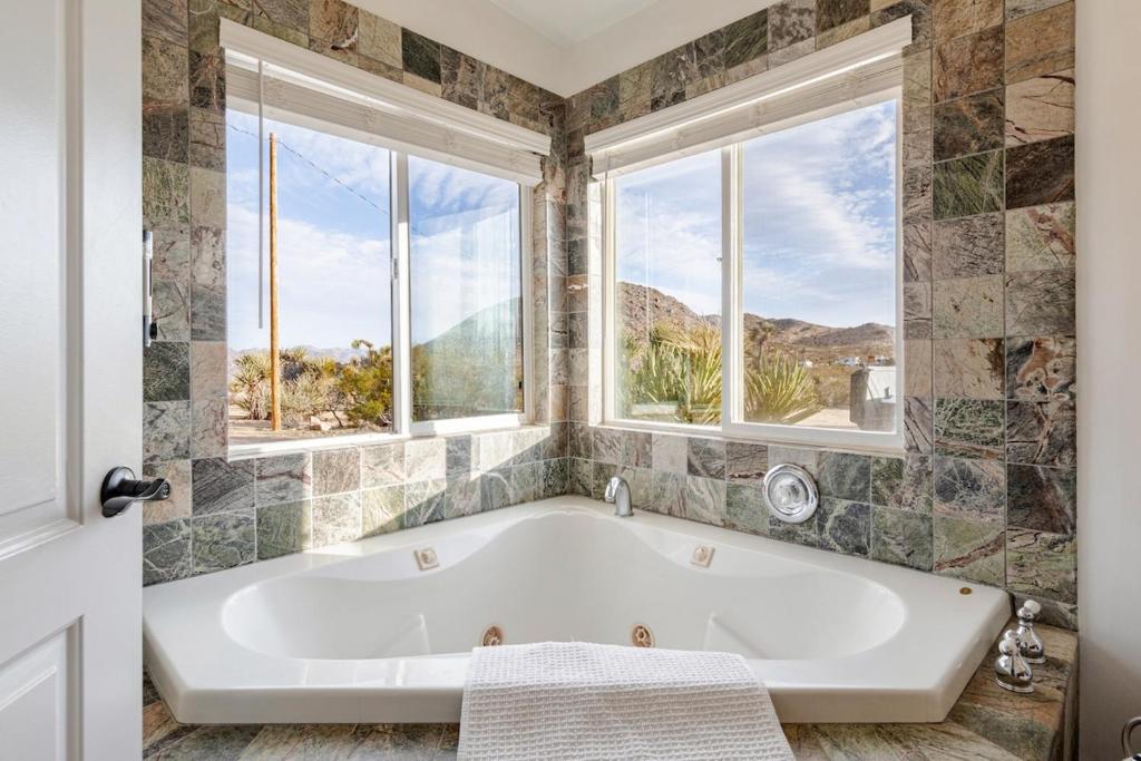 Nespecifikovaný výhled na hory nebo výhled na hory při pohledu z prázdninového domu