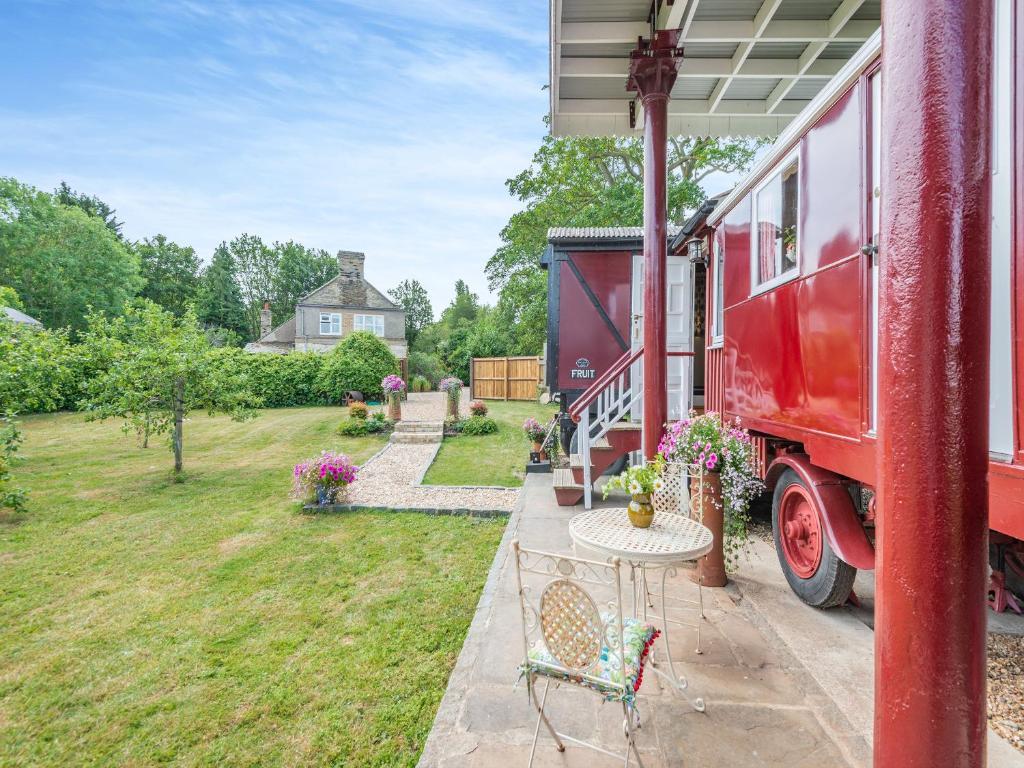 Un camión rojo estacionado afuera de una casa en Mahalia, en Fordham