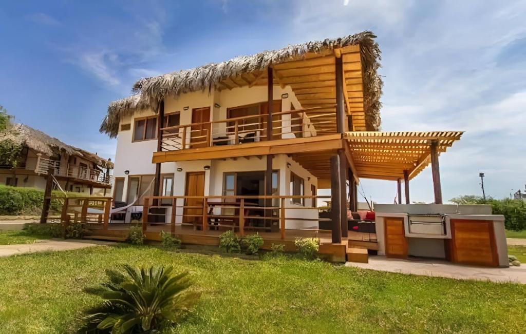 a house with a thatched roof at Casa Arena y Mar in Los Órganos