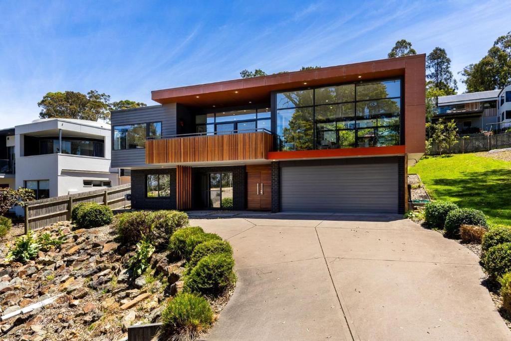 una casa en una colina con un garaje en Sirocco on Main, en Merimbula