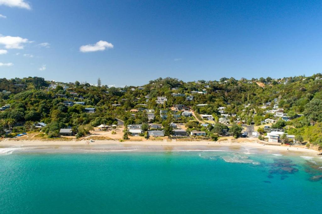 una vista aérea de una playa con casas en Barefoot Spirit - Stay Waiheke, en Palm Beach