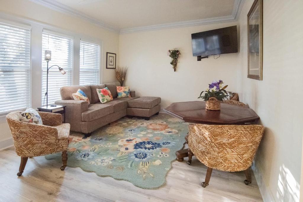 een woonkamer met een bank en een tafel bij Mariposa Coral Home for 4 in Kerrville