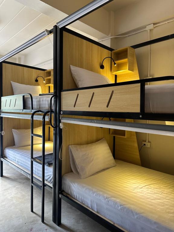een groep stapelbedden in een kamer bij Sunnies 24 in Phra Ae beach