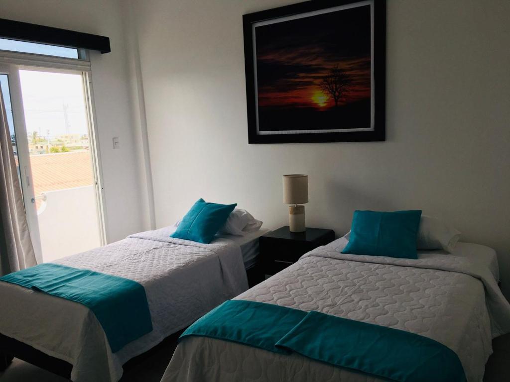 比亚米尔港Piqueros patas azules的有窗户的房间里有两张床