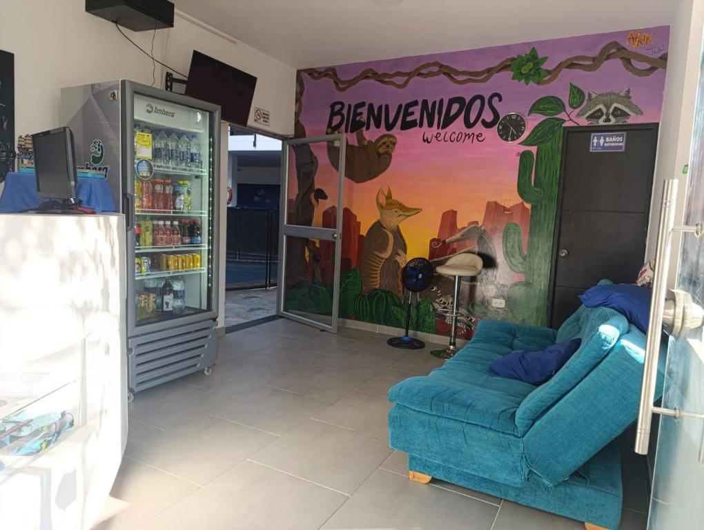 ein Geschäft mit einer blauen Couch und einem Kühlschrank in der Unterkunft Proyecto tour yuma tatacoa in Villavieja