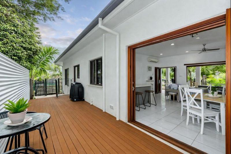 Балкон или терраса в HideAway in Hermit Park Townsville