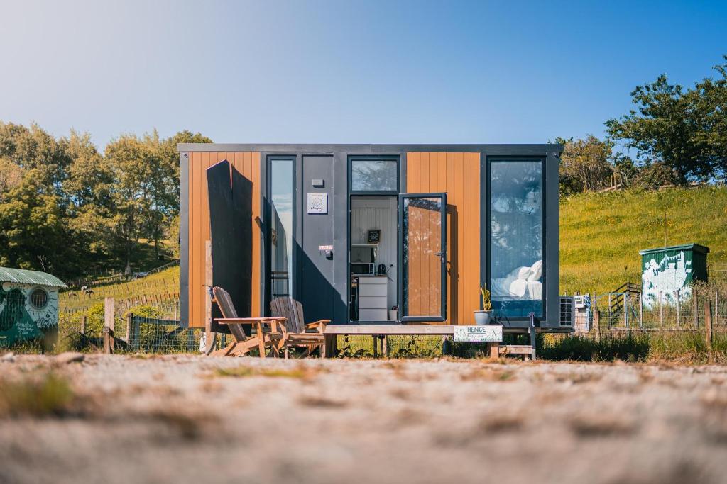 een klein huisje bovenop een heuvel bij Henge Cabin by Tiny Away in Huiroa