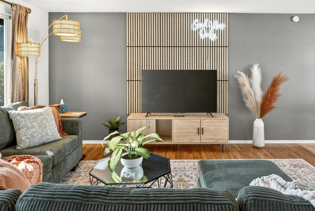 ein Wohnzimmer mit Sofa und Flachbildfernseher in der Unterkunft Starwood Sanctuary in Medford