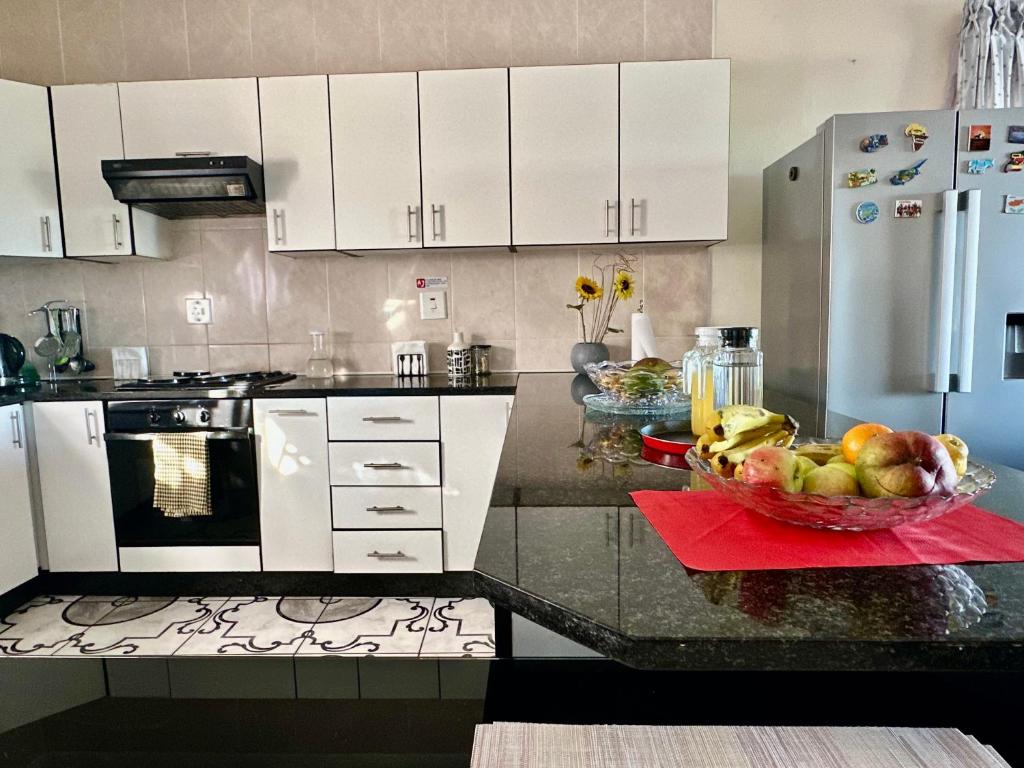 eine Küche mit einer Schale Obst auf der Theke in der Unterkunft Velvet Oasis Mbabane in Mbabane