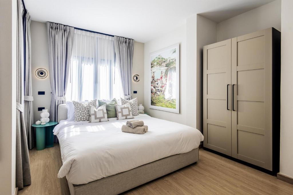 En eller flere senge i et værelse på 5BR Luxury Pool Villa Patong TPSV138