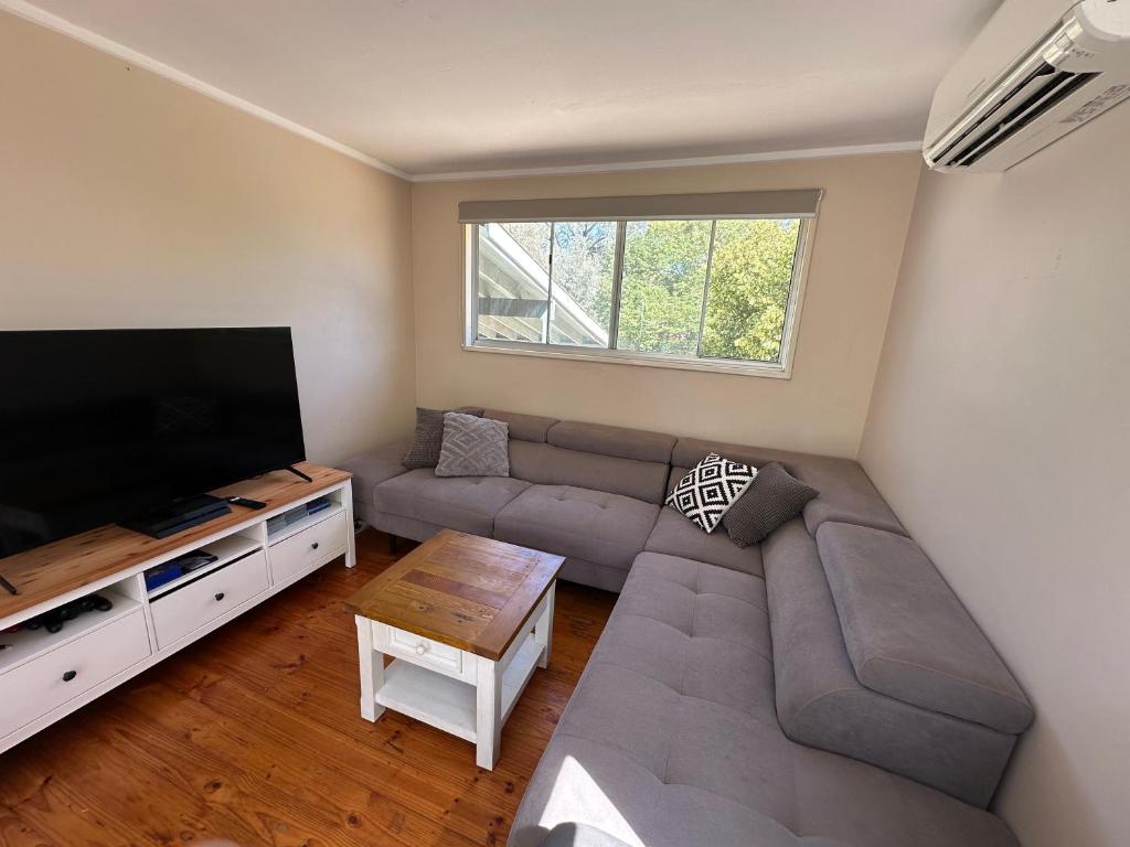 Et tv og/eller underholdning på Canberra Hospital Locum Welcome Entire Family Home