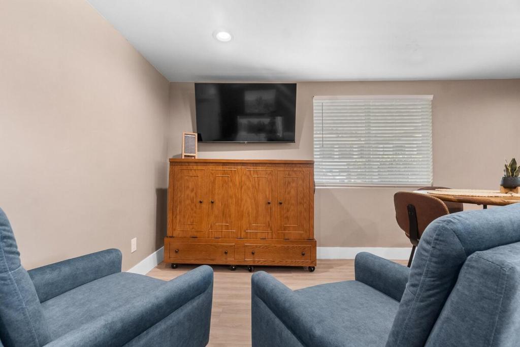 TV a/nebo společenská místnost v ubytování Boho Chic Dt Visalia W Modern Art Flair