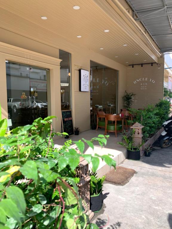 een gebouw met een bos planten ervoor bij Uncle Yo House in Ban Tha Khreng