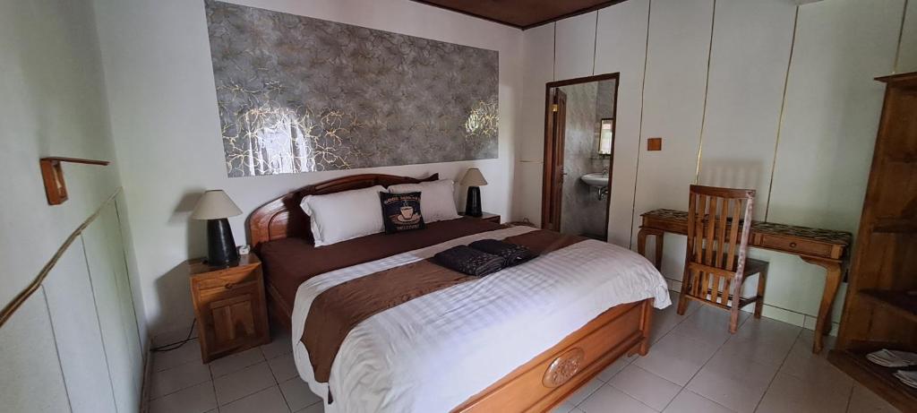 een slaapkamer met een groot bed in een kamer bij Serongga guest house in Lebih