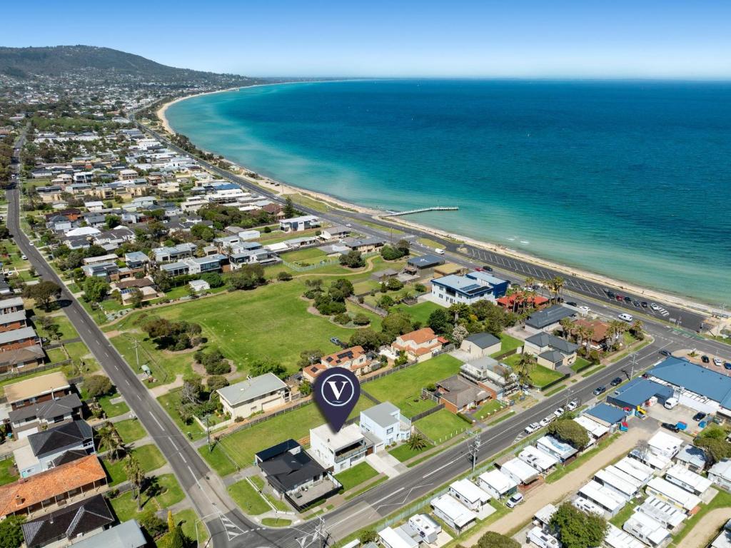 een luchtzicht op een buitenwijk naast de oceaan bij Baravi Breeze Retreat in Safety Beach