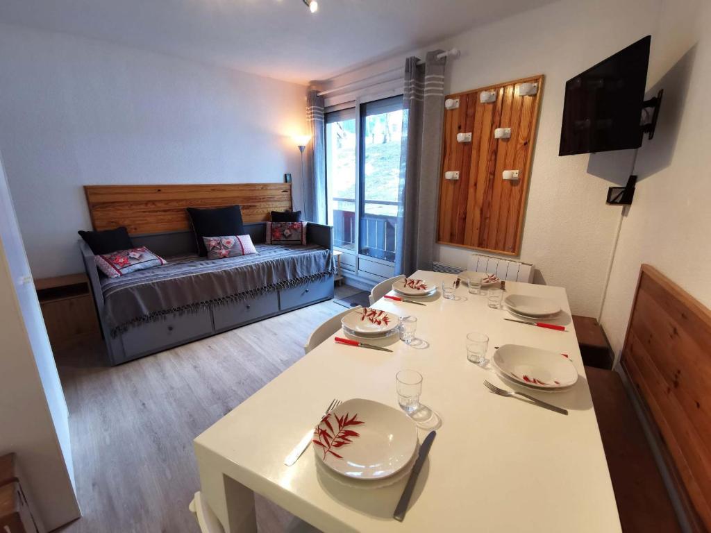 una sala de estar con una mesa y un sofá en Charmant 2 Pièces Cabine, Proche Pistes, Balcon, Cuisine Équipée, Idéal Famille - Les Adrets - FR-1-771-61, en Les Adrets