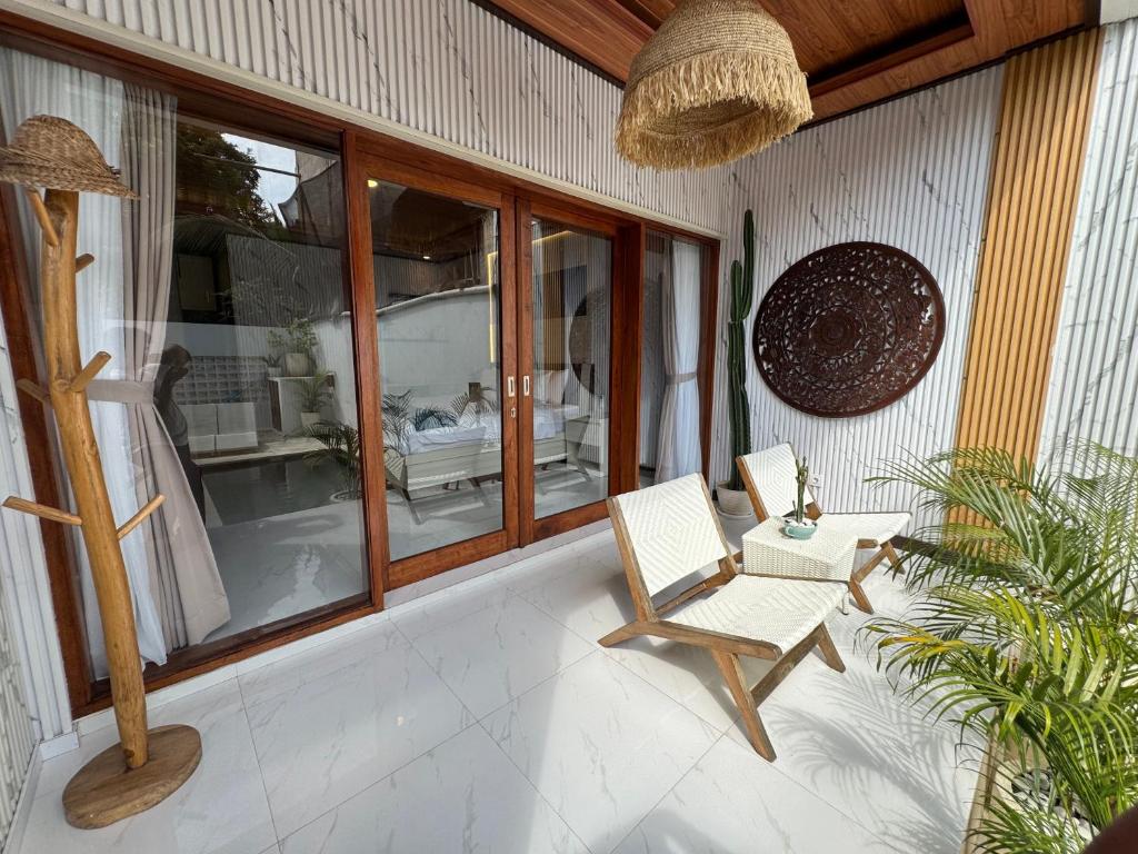 En terrasse eller udendørsområde på Stylish New Guesthouse in Bingin with Pool & Kitchen - Bale Bingin Stay