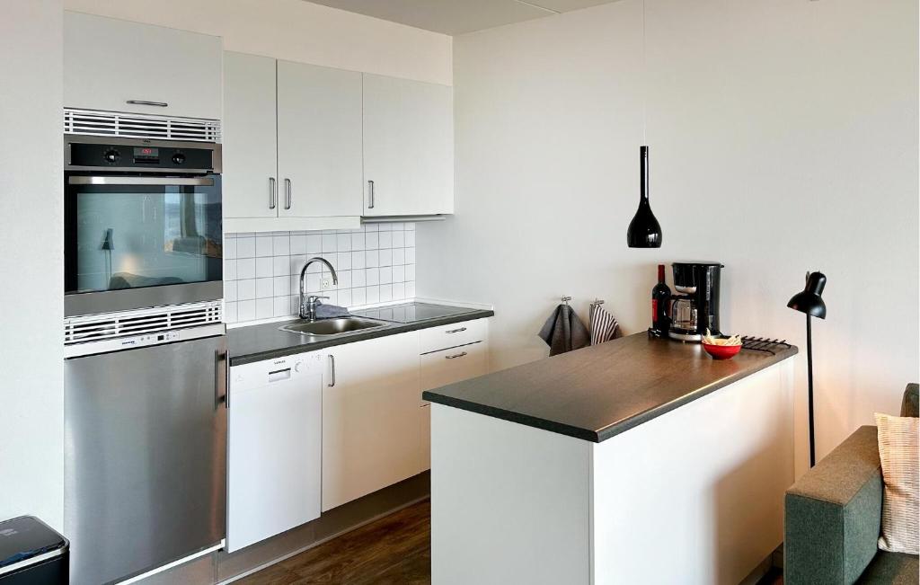 Kuchyň nebo kuchyňský kout v ubytování Lovely Apartment In Allinge With Wifi