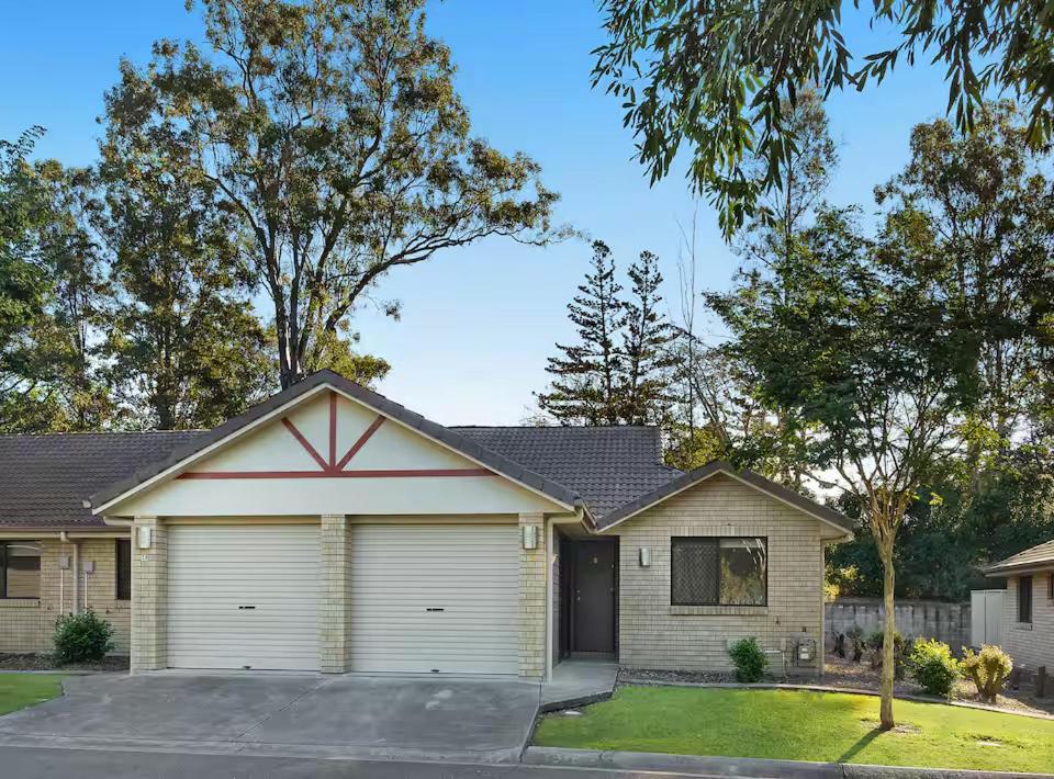 een huis met een garage bij 20 Min to Brisbane, Walk to Train, Modern 2BR in Goodna