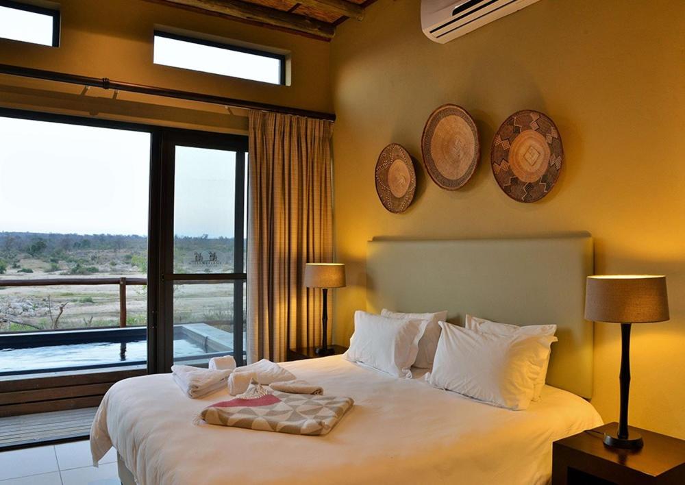 En eller flere senge i et værelse på Mjejane Game Reserve timeshare