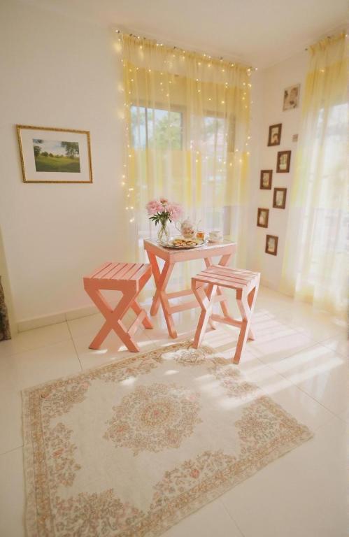 une salle à manger avec une table et deux chaises dans l'établissement Windy's Leisure Villa, à Negombo