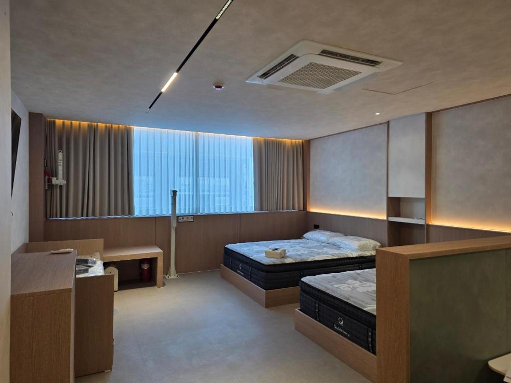 Postel nebo postele na pokoji v ubytování Brand New Euljiro Local Stay - Walk to Myeongdong