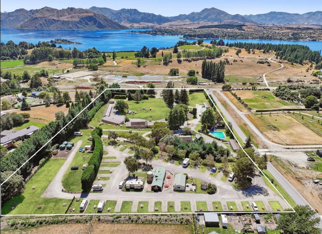 een luchtzicht op een park met een meer bij Mt Aspiring Holiday Park in Wanaka