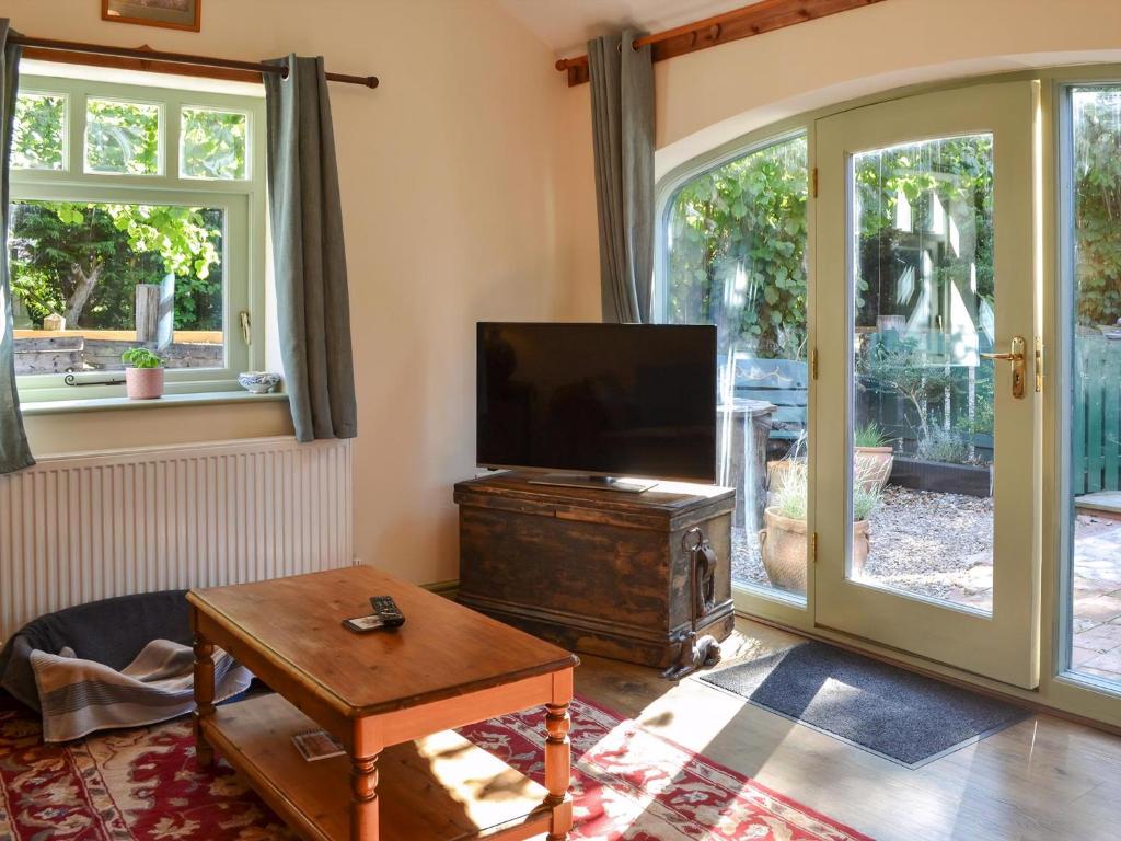 een woonkamer met een televisie en een tafel bij Hazels Cottage - Uk40198 in Hayton