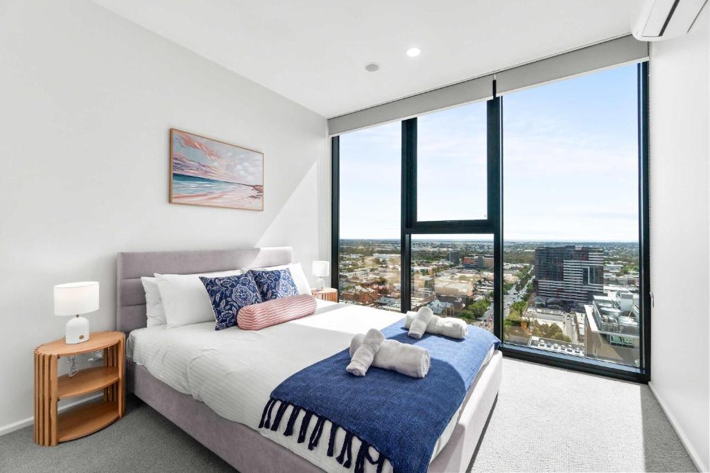 En eller flere senge i et værelse på Skyview City Escape - Walkable & Central