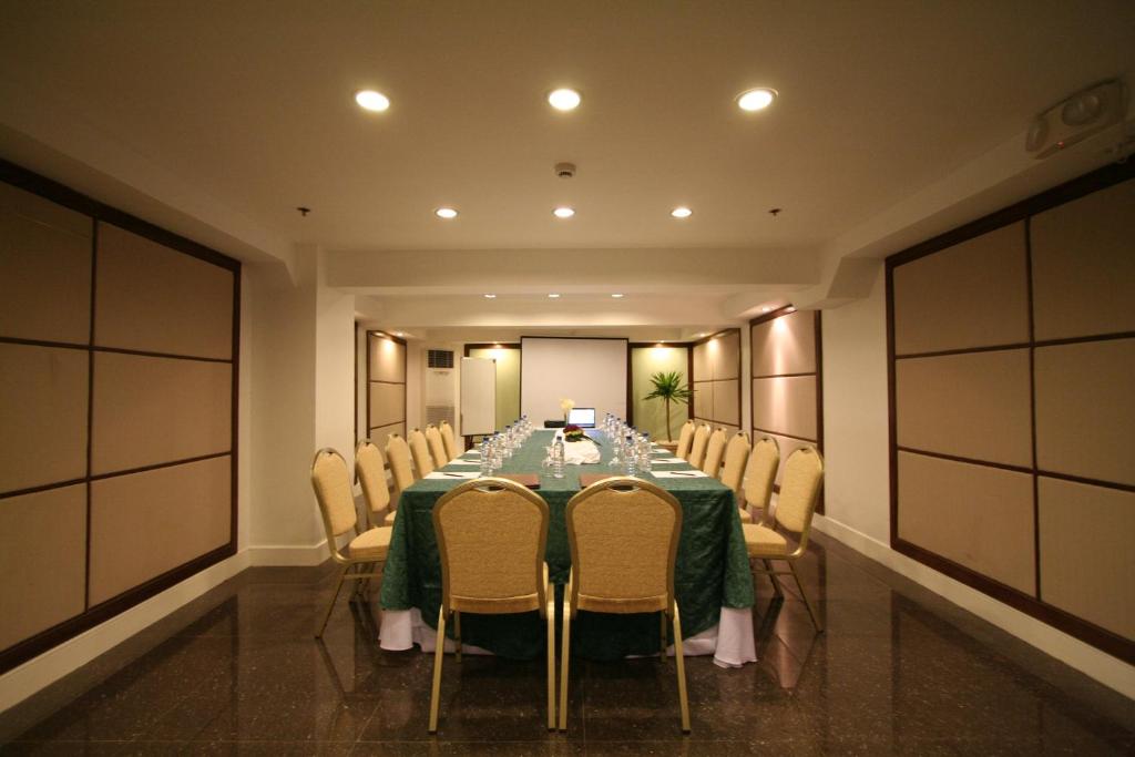 einen Konferenzraum mit einem langen Tisch und Stühlen in der Unterkunft Hotel St. Ellis in Legazpi