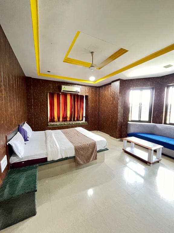 Postel nebo postele na pokoji v ubytování SHREE DWARKESH RESORT & WATERPARK I 07km from shreenathji temple 966o9o1oo6