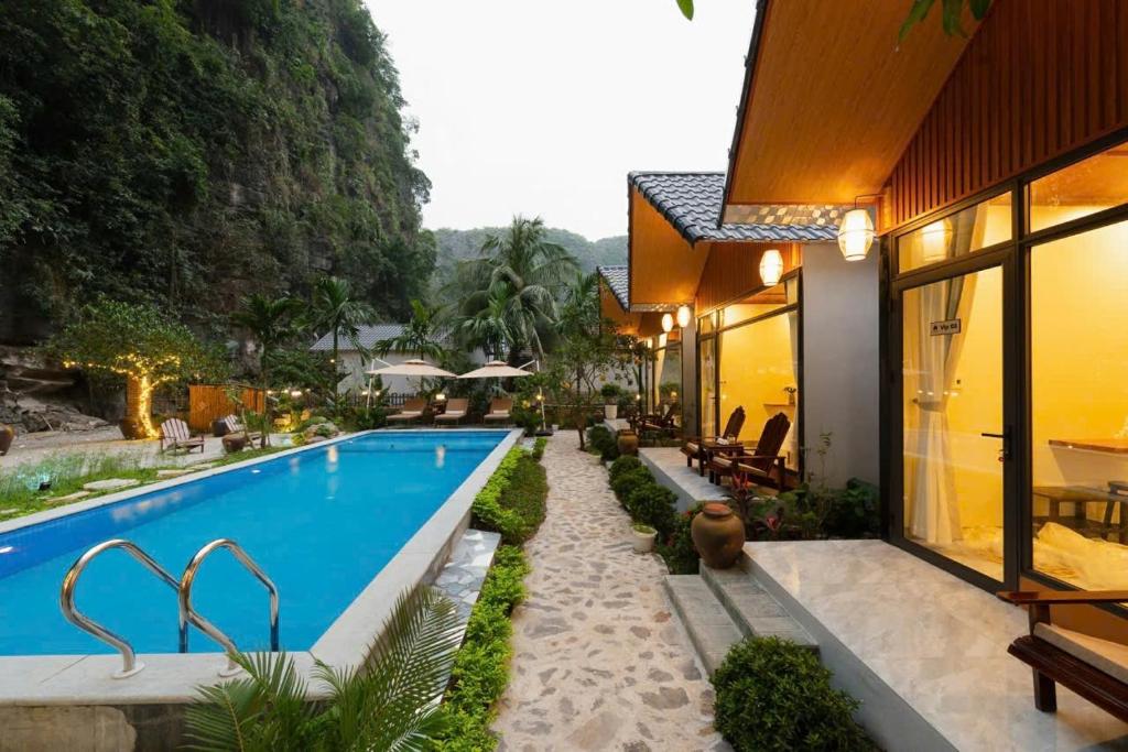 Swimmingpoolen hos eller tæt på Tam Coc Sweet Shelter Bungalow