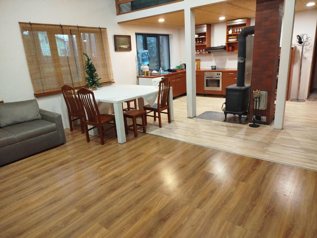 Kuchyň nebo kuchyňský kout v ubytování Brīvdienu namiņš