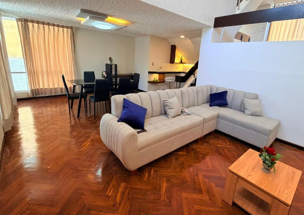 Et opholdsområde på Dúplex céntrico y amplio, terraza cochera free