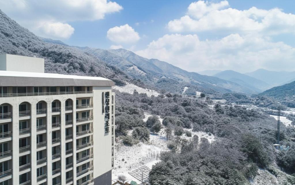 En generel udsigt til bjerge eller udsigt til bjerge taget fra resortet