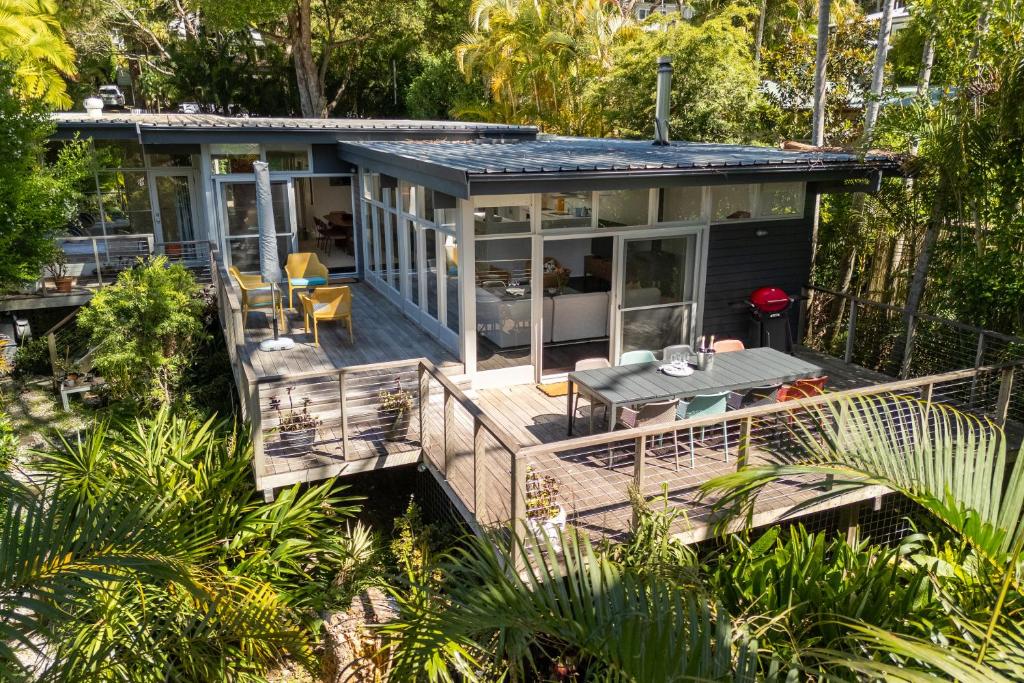 Clarevilleにある'Rosella' A Mid Century Modern House, Avalon Beachのデッキ付きの家屋の空中ビュー