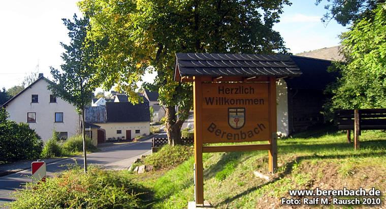 een bord aan de straatkant bij Ferienhaus in Berenbach in Berenbach