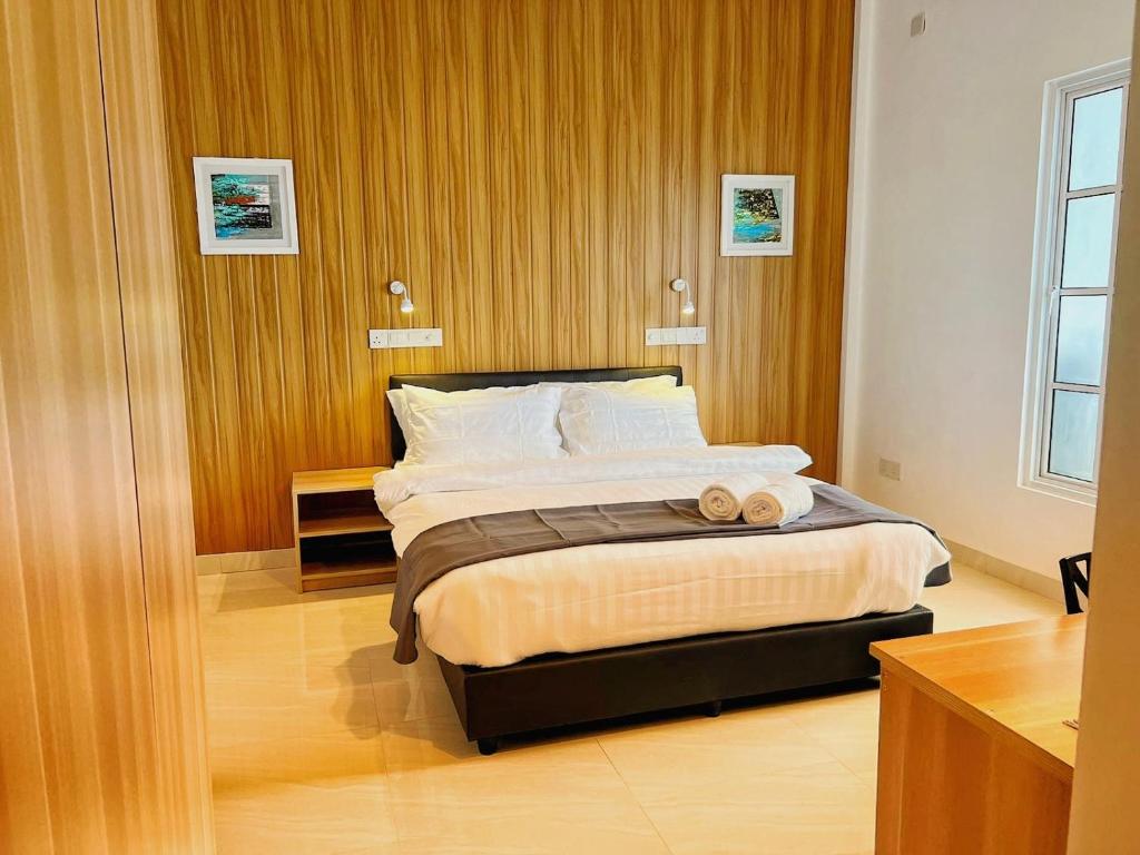 Holiday Villa的卧室里有一张床，床上放着两条毛巾。