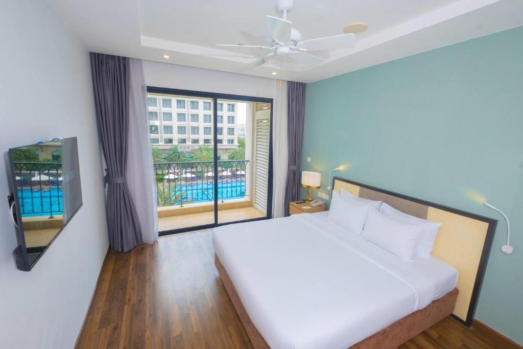 Phòng Superior có Giường cỡ King Nhìn ra Hồ bơi