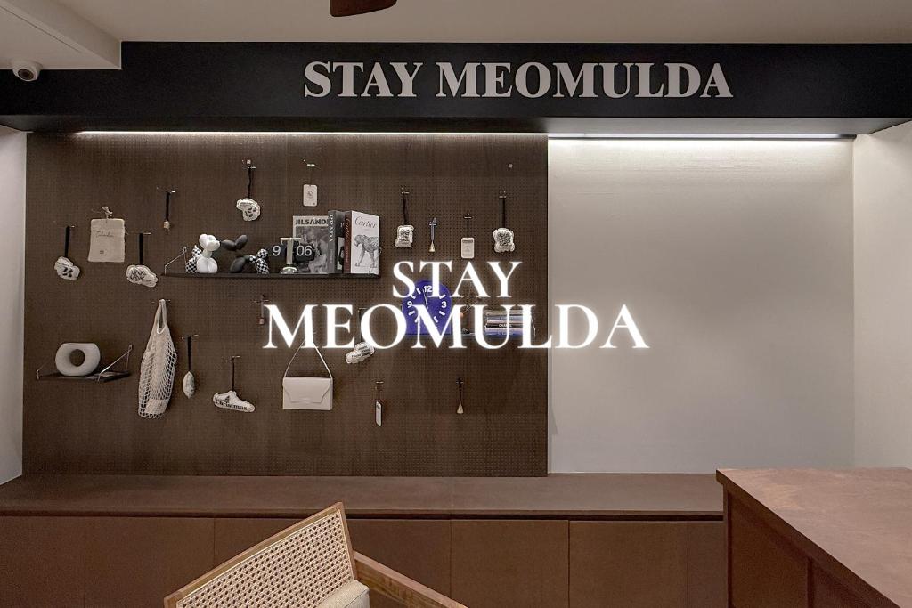 Et logo, certifikat, skilt eller en pris der bliver vist frem på 스테이머물다