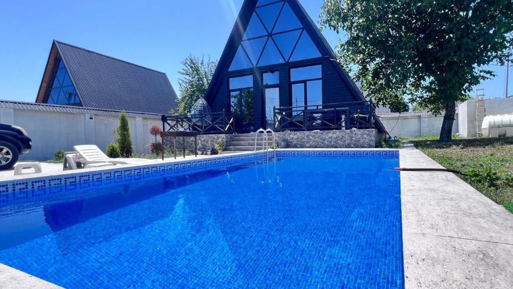 een zwembad voor een huis met een kerk bij Gabala Garden & Mountain View Villa in Gabala