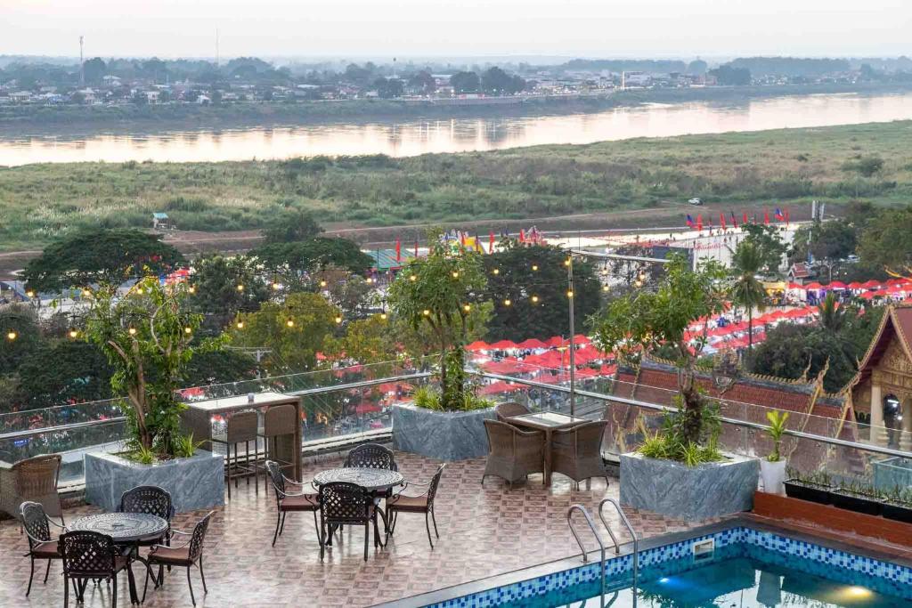 Výhled na řeku, která protéká v blízkosti hotelu