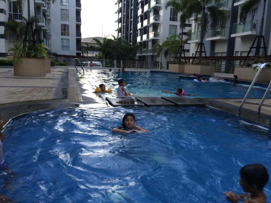 - un groupe d'enfants jouant dans une piscine dans l'établissement One Palm Tree Villa CC9N, à Manille