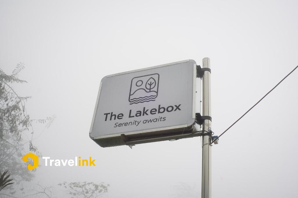 Et logo, certifikat, skilt eller en pris der bliver vist frem på The Lakebox Menjer by Travelink